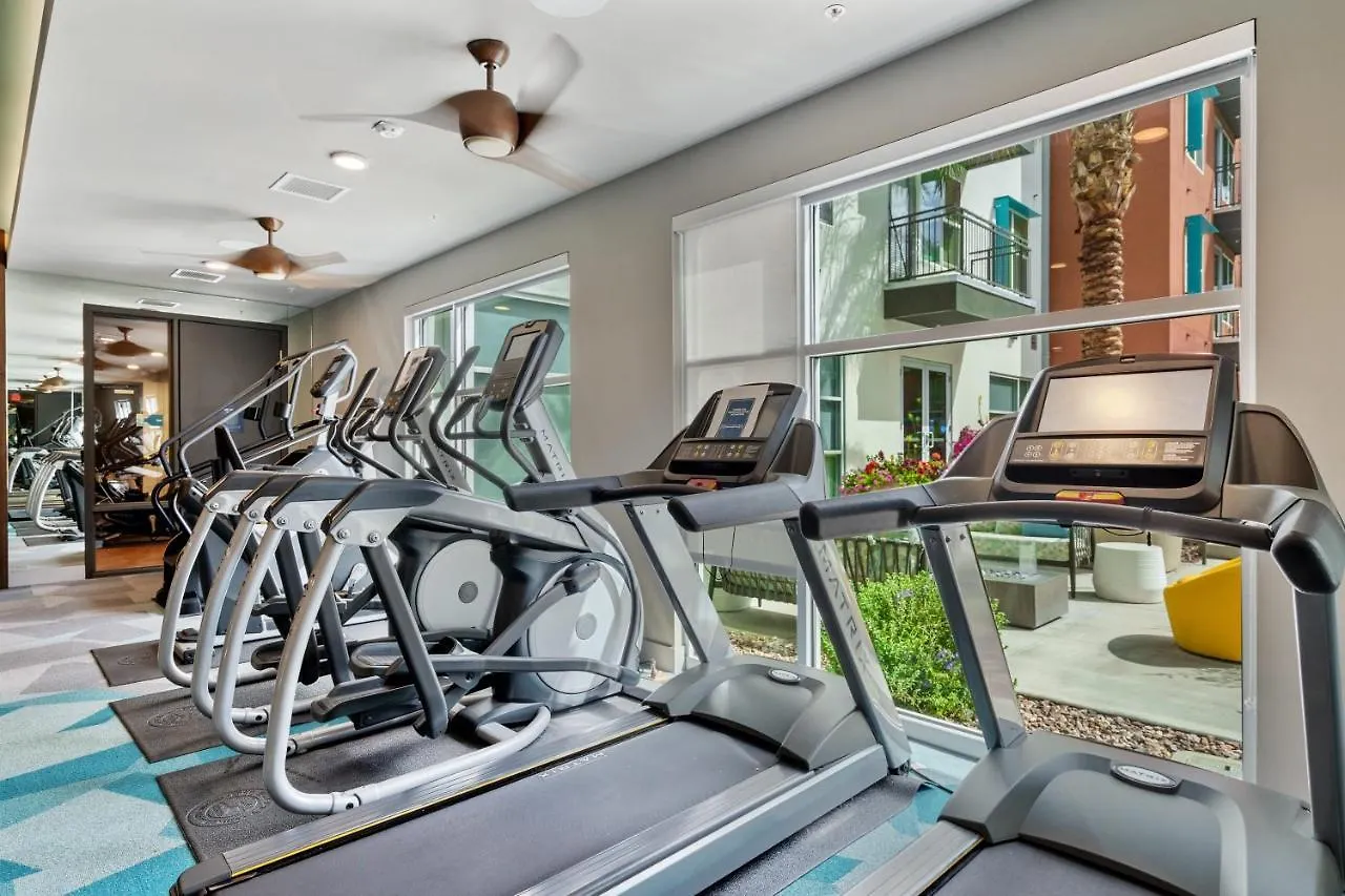 Stay Gia Modern 2 Bedroom Apartment With Swimming Pool  Phoenix